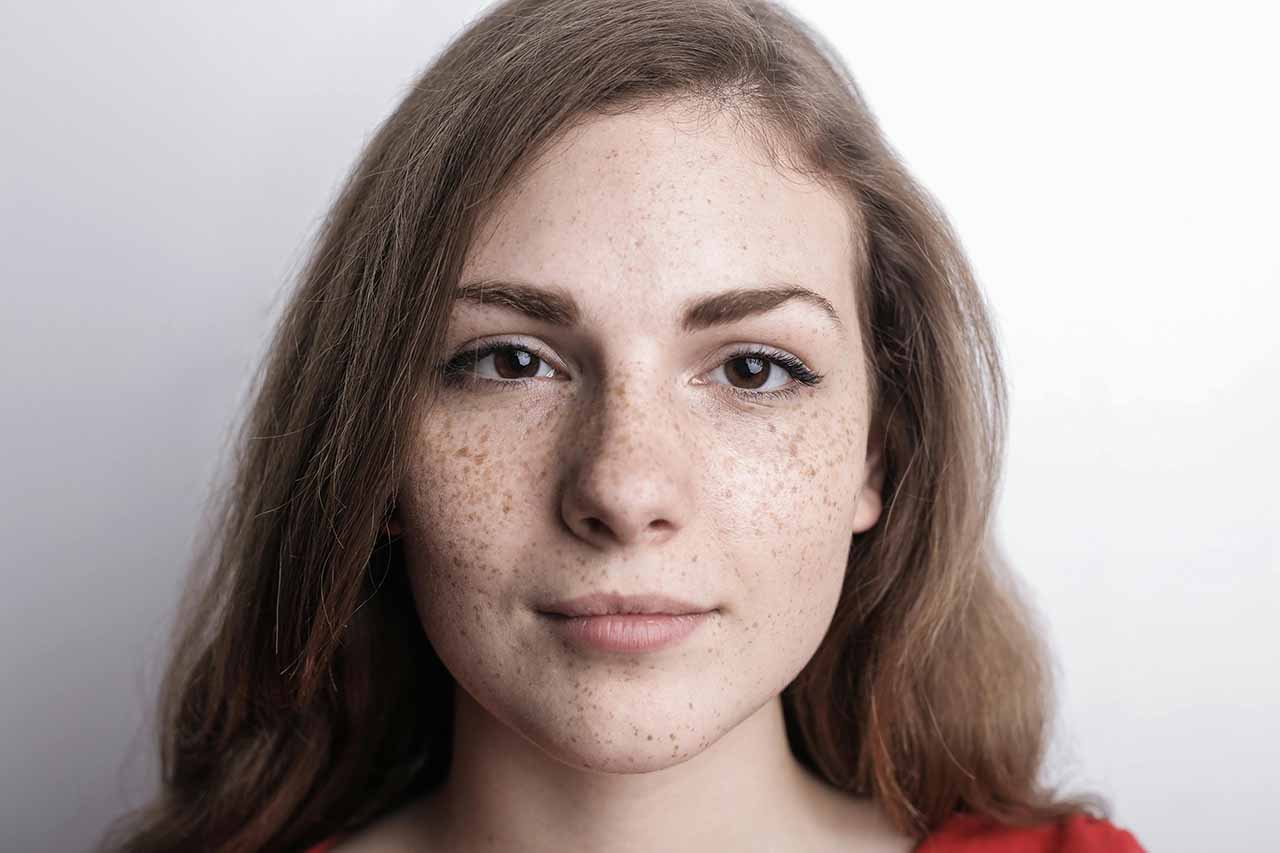 bruden og gommen i et spontant øjeblik